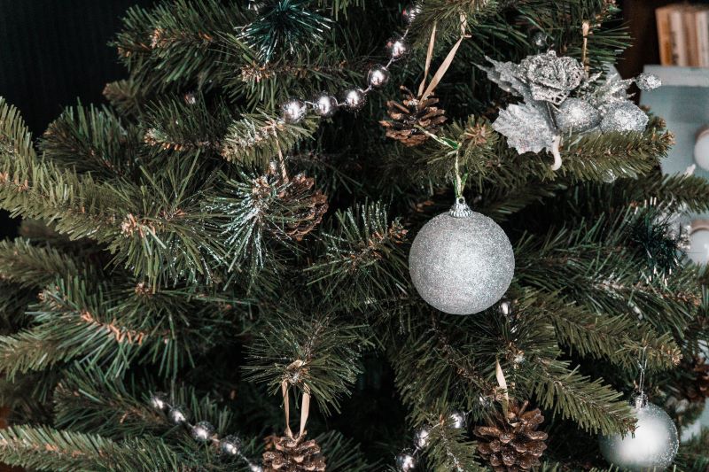 Deck the Halls: How to Choose the Perfect Artificial Christmas Wreath and Garland for Your Home